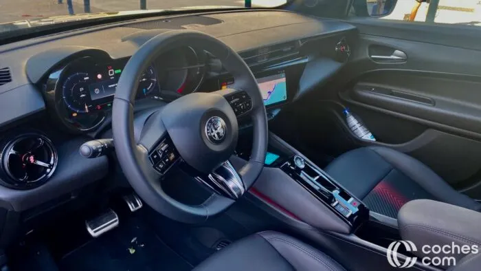 Alfa-Romeo-Junior-elletrica-prueba-interior-1-700x394.webp
